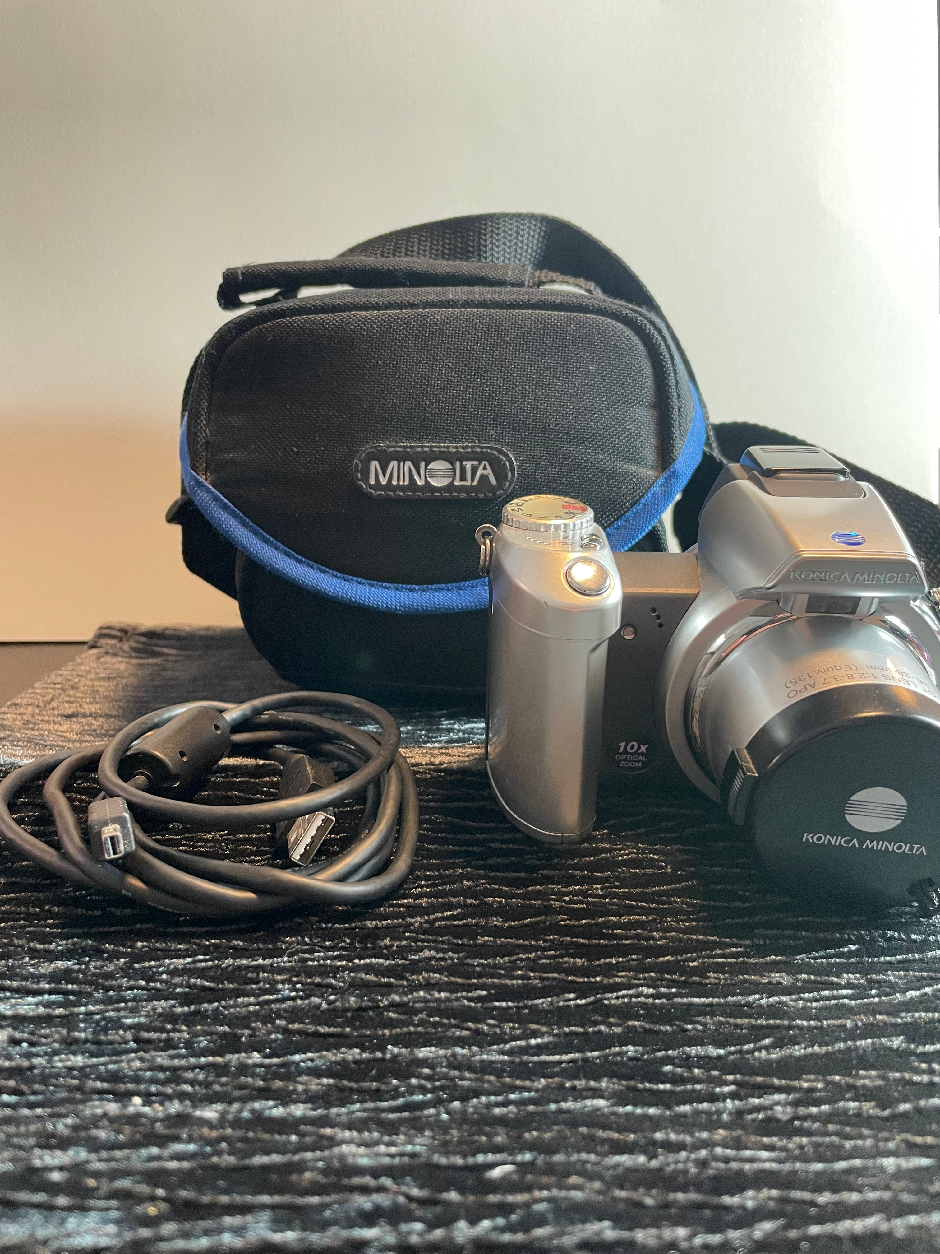 Konica Minolta DiMAGE Z2 4MP Digital Camera 10x Zoom Bundle w/ Case
