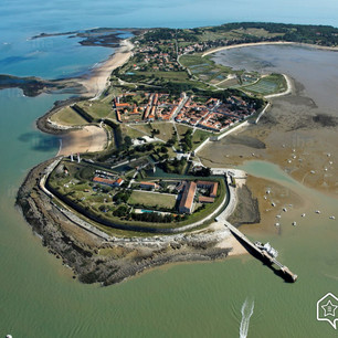 Ile-aix-Vue-aerienne-sur-l-ile-d-aix-et-le-fort-de-la-rade.jpeg