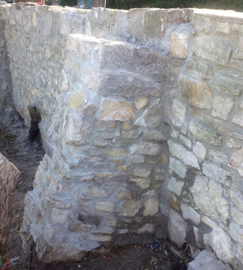 Kalksteinmauer vollendet