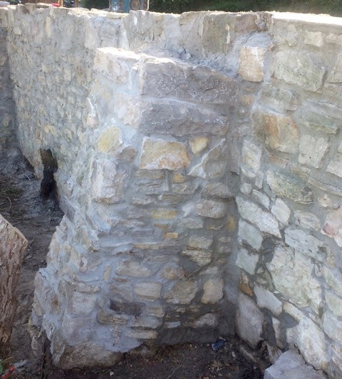 Kalksteinmauer vollendet