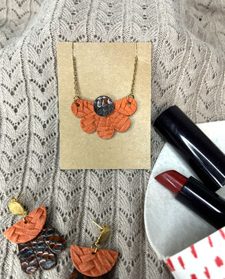 Collier demi-fleur écoresponsable et unique en cuir recyclé