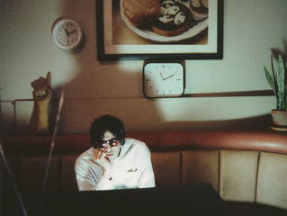 "Daily Gazette" e "Moldy Man" del chitarrista / cantante Pedrum Siadatian
