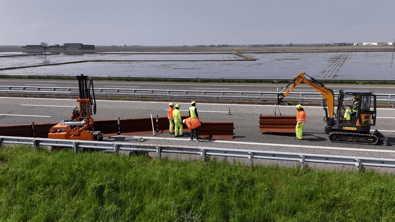GIF delle barriere Pivot-X in cantiere, viste dal lato