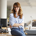 recouvrement facture Femme assise sur le bureau