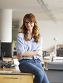 recouvrement facture Femme assise sur le bureau