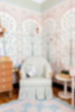 Quarto com design autoral para infância e papel de parede floral.