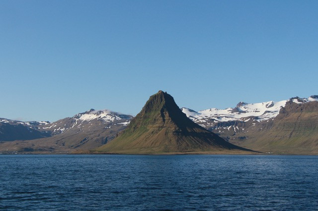 A sea view of Kirkjufell