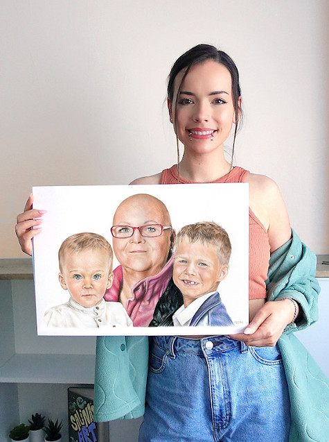Salina's Art Familienportrait zeichnen lassen. Verstorbene Oma mit zwei Enkeln auf einem Familienportrait