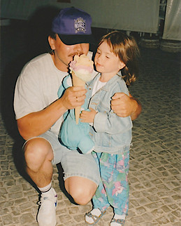 Salina's Art mit ihrem verstorbenen Papa, Kinderfoto auf dem sie Eis essen, aus 1995