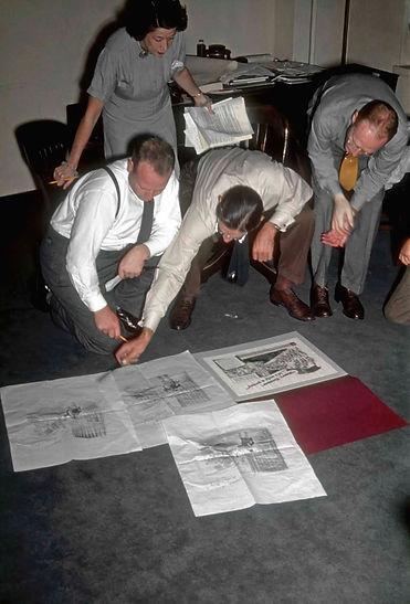 Foto dos real madmans no escritório nos anos 1950