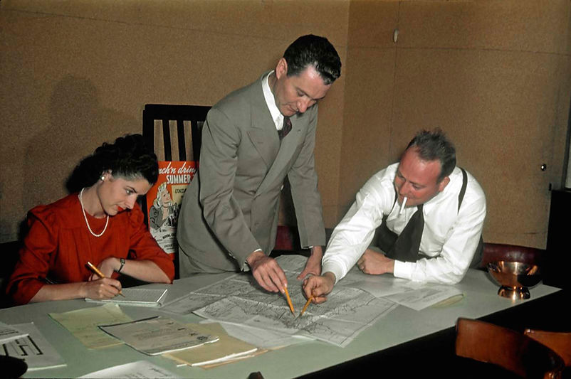 Foto dos real madmans no escritório nos anos 1950