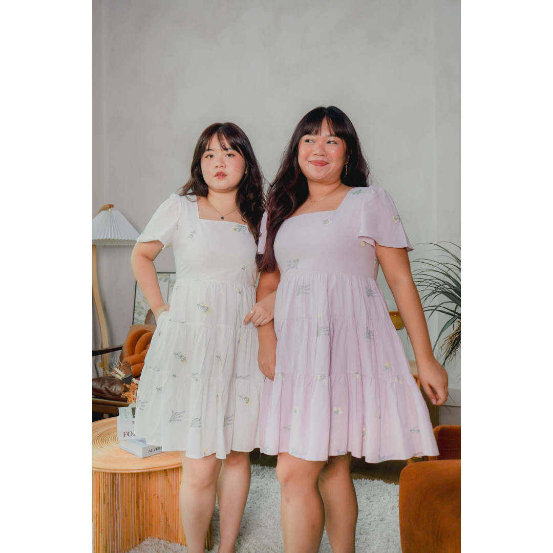 Short-Sleeved Laura Floral Tiered Ruffle Dress (Purple / White)