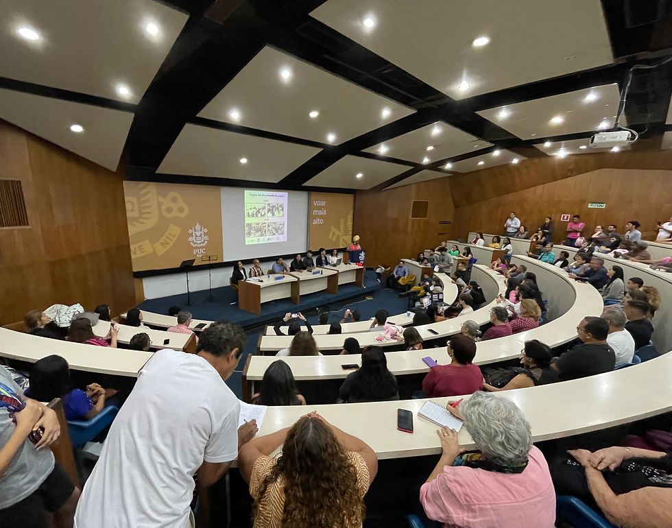 Na imagem podemos ver o auditório cheio de pessoas acompanhando uma apresentação.