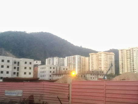 Moradores da Via Light ainda sofrem com a poeira causada por construção