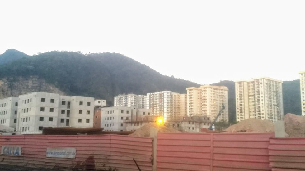 Na foto: Podemos ver prédios em construção, e tapumes de obras.