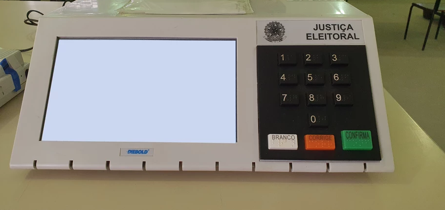 Na imagem podemos ver uma urna eletrônica.