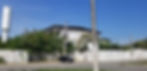 Na foto: podemos ver tapumes de obras e uma escola com a construção parada.