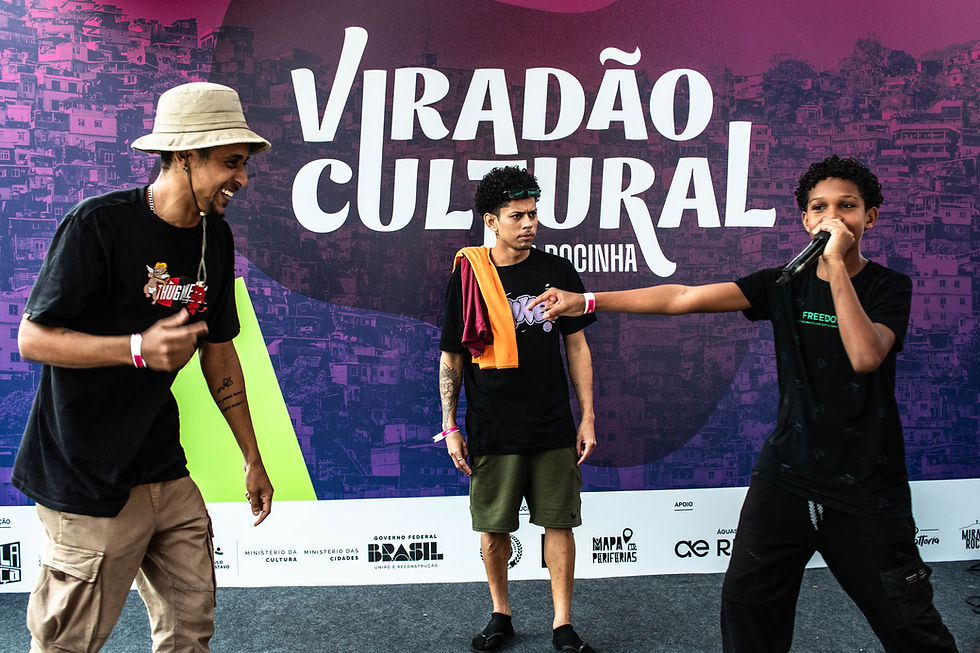 Na foto vemos três rappers rimando