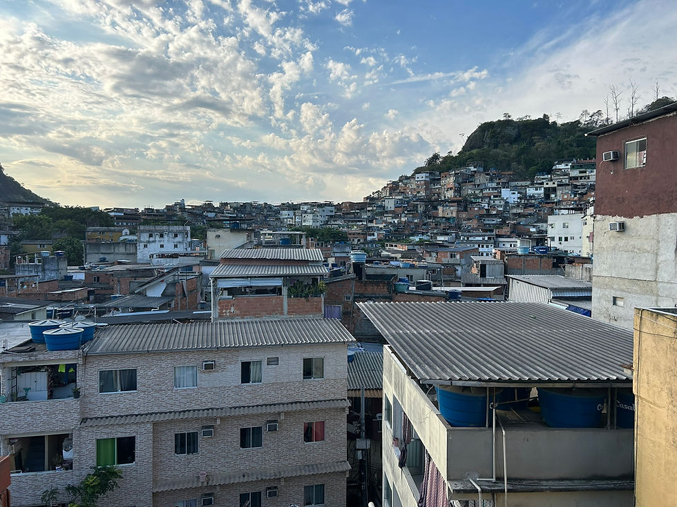A imagem nos mostra uma foto com visão do alto da comunidade de Rio das Pedras