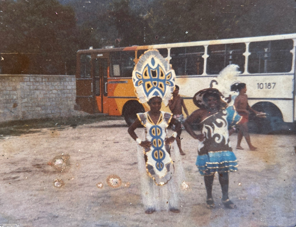 Na imagem podemos ver uma foto antiga de duas moradoras com roupas de desfile típicas de carnaval