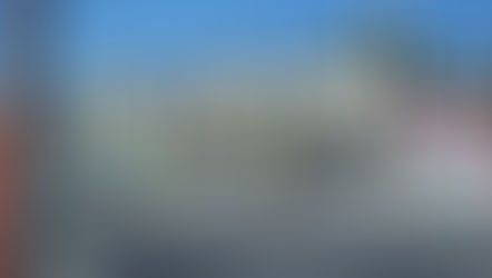 Na foto podemos ver um conjunto de prédio históricos em estado deteriorado de conservação