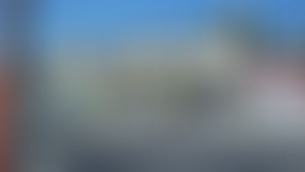 Na foto podemos ver um conjunto de prédio históricos em estado deteriorado de conservação