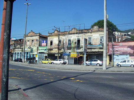 Na foto podemos ver um conjunto de prédio históricos em estado deteriorado de conservação