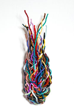 Sans titre, 2024, métal textile, 90x30x10 cm