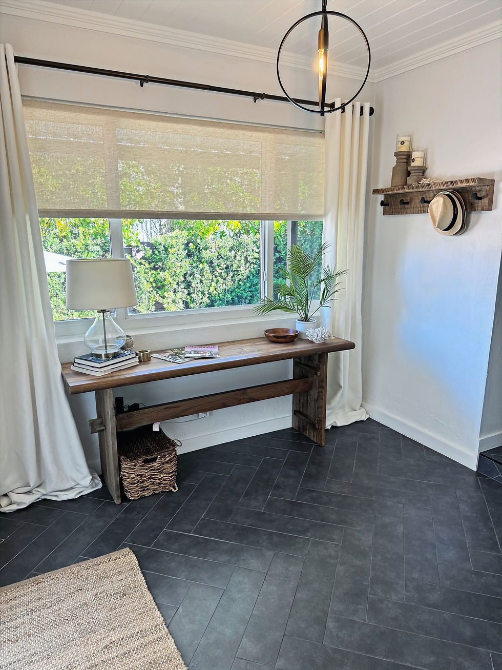 Everything in its place, right where you need it. This entryway proves that function can still feel personal—with hooks for the everyday grab-and-go, and a bowl for keys and sunglassses to keep everything in place. Thoughtfully designed, beautifully functional. ✨ #EntrywayGoals #StantonStyleStudio