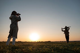 silhueta-de-familia-de-tiro-completo-se-divertindo-ao-por-do-sol skyline