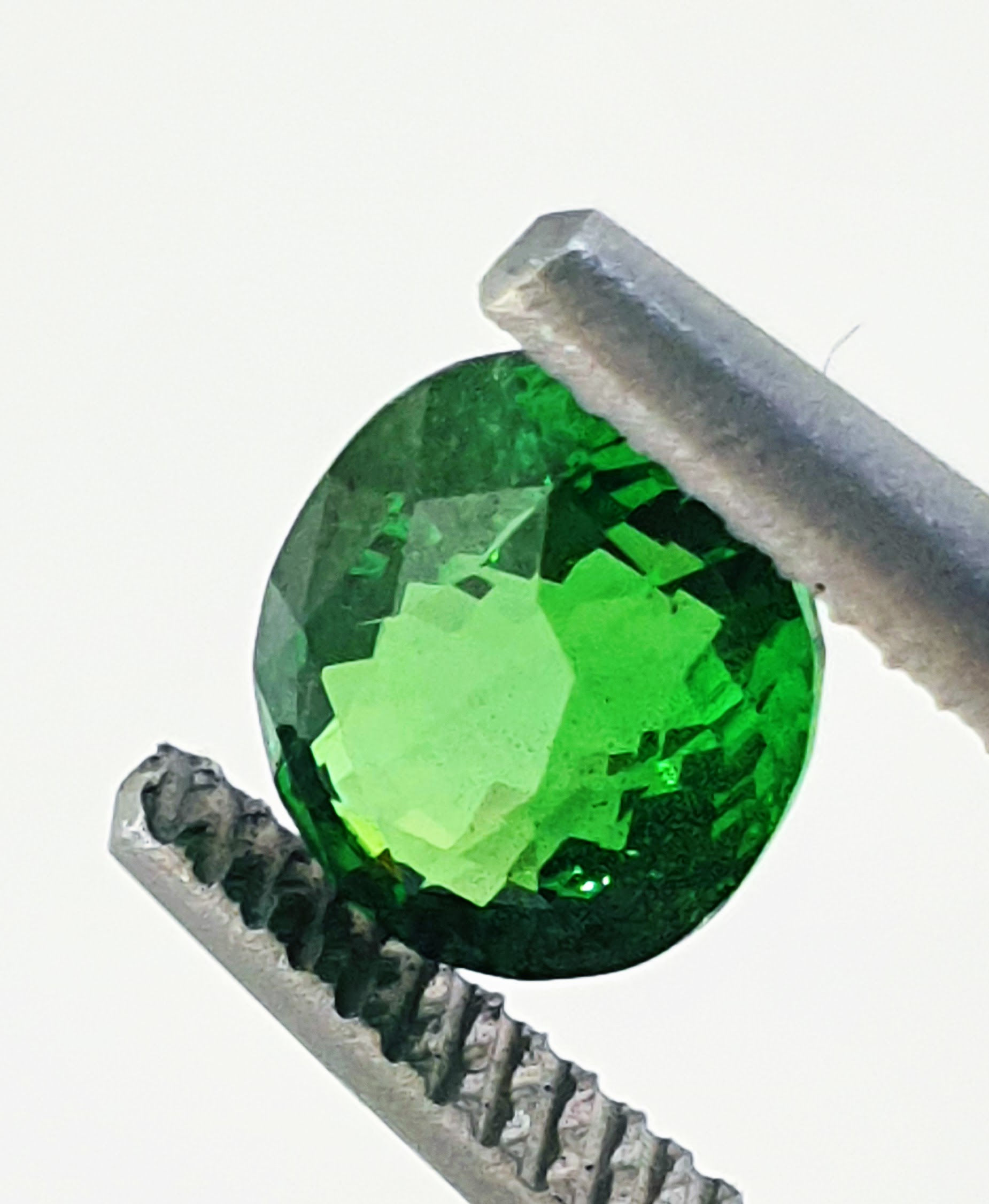 GARNET GROSSULAR , VARIETY TSAVORITE , ORIGIN : KENYA / INTENSE VIVID GREEN 1.51 CARAT