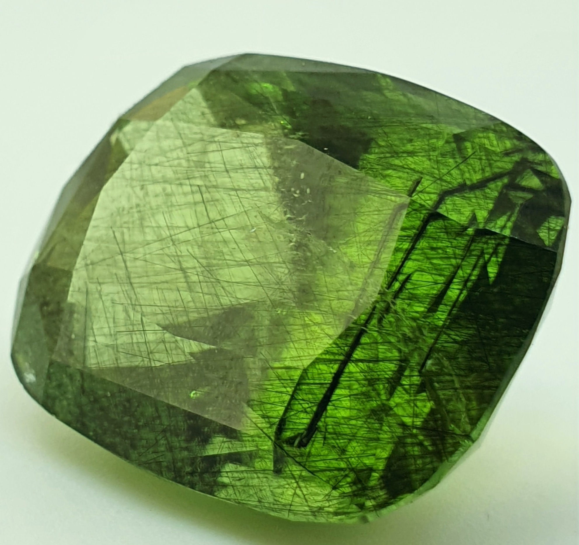 Peridot "Rutil" 39,98 Karat