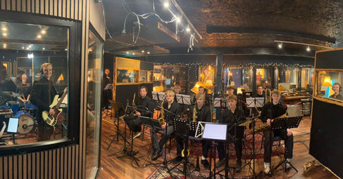 Aalborg Youth Jazz Orchestra i studiet, foto fra orkestrets Facebook-side