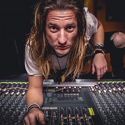 Lucas, tekniker i The Hideout Studio, Studie, Aalborg, Ålborg, indspil en sang,Mixer, billede, 