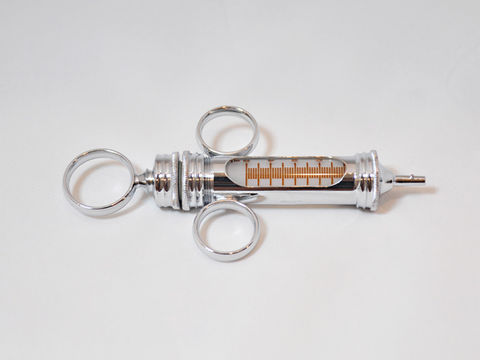 金属製シリンジ注入器
