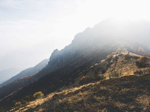 Image of wildfire smoke in the mountains.