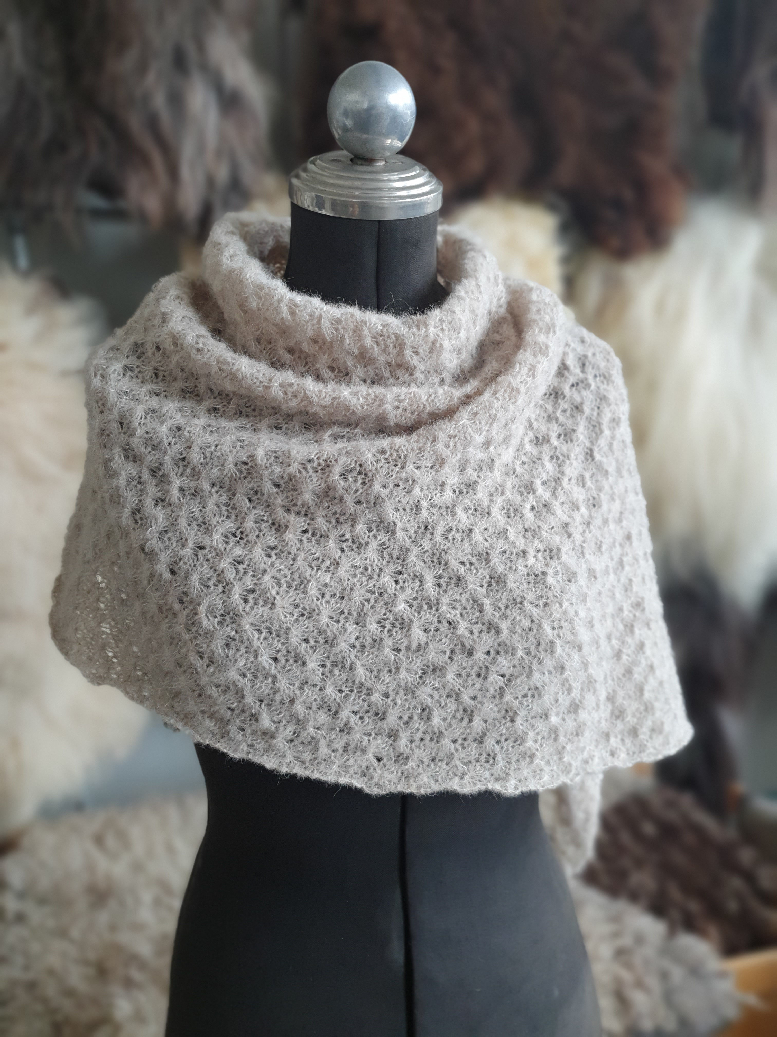 Kuscheliger Alpaka/Seiden Poncho klein 