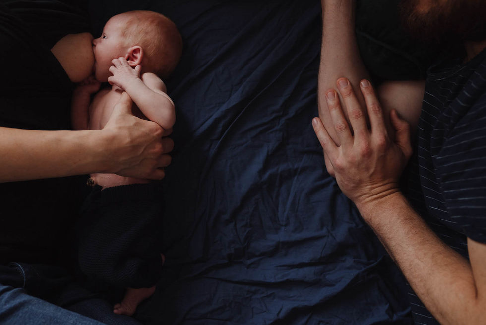 Fotosession im Wochenbett mit Baby Zuhause