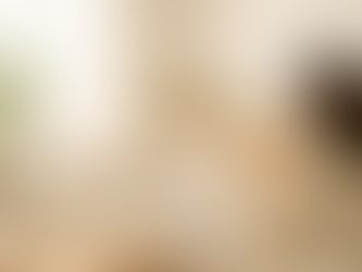 朝の光の中でリラックスしながら体を整える女性のイメージ