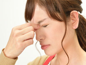 眼精疲労が目尻のシワを深くする