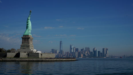 La Statue de la Liberté et le Financial District de Manhattan en arrière plan (New York City, NY)
