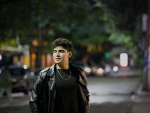Neon, Asfalto y Melancolía: Santiago Loyo Pone Ritmo al Romance Chilango