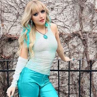 Avru Lanza “La Buena Fortuna” y Demuestra que el Pop Necesitaba una Voz Así