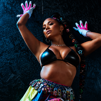 Amanda Solis presenta “Bom Bum”, una cumbia bilingüe entre pop latino, sonido tejano y homenaje a Selena