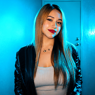 Joanna QuinLop presenta “Todo”, una canción electropop sobre atracción y juego emocional