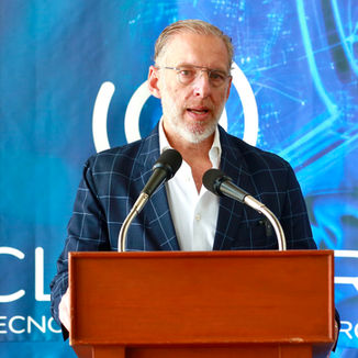 Marco Del Prete entrega reconocimiento a Clúster de Tecnologías Digitales