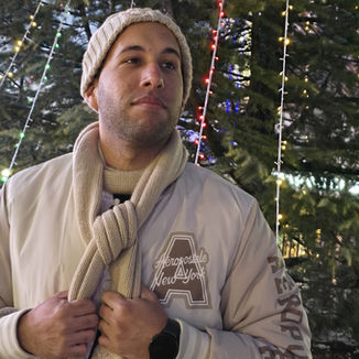 "KYLE-G ESTRENA 'BÉSAME', UN REGUETÓN CARGADO DE SENTIMIENTO Y PASIÓN"