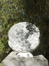 Un magnifique cadran solaire près du pavillon chinois