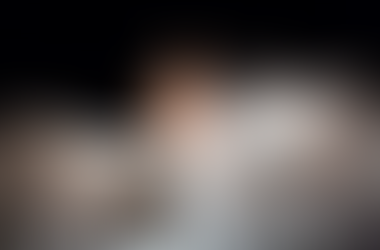 Niz slik, ki se neizprosno zaletavajo v mit o materinstvu in ga dekonstruirajo