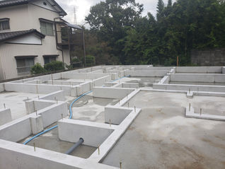 雨続きで作業が進みません・・・